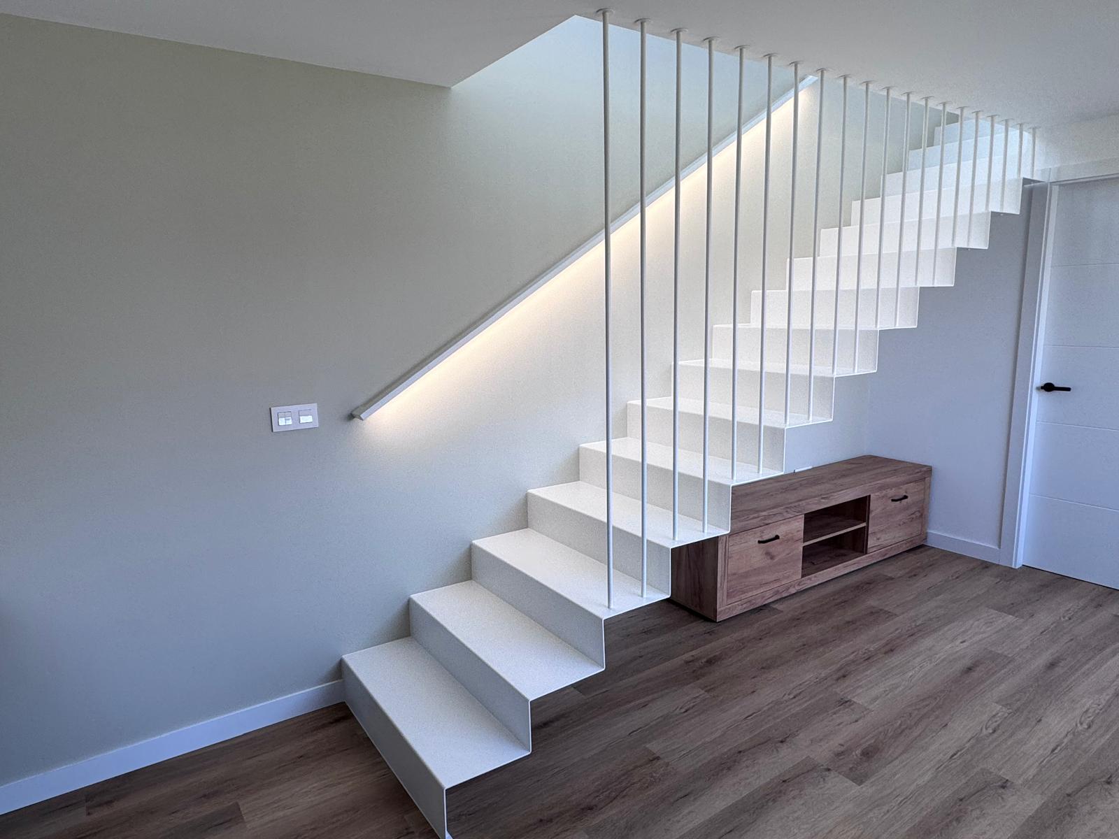 Escalera blanca con luz integrada y barandilla vertical, selección HENKO