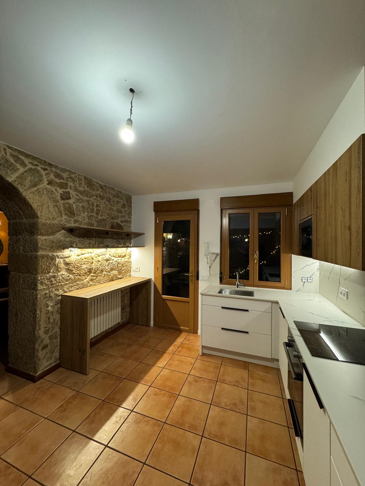 COCINA / BLANCO, MADERA Y PIEDRA · Vista 2